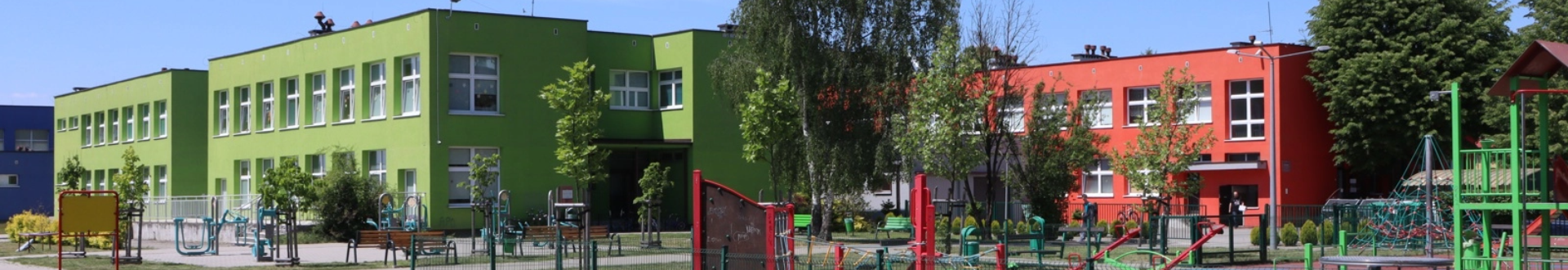 Baner wizerunkoy top Publiczna Szkoła Podstawowa nr 2 im. Marii Skłodowskiej-Curie w Jelczu-Laskowicach, zdjęcie budynku z zewnątrz od strony boiska szkolnego